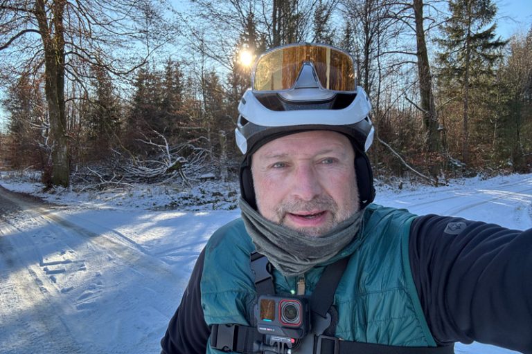 LUMOS Ultra Mips mit Wintermütze