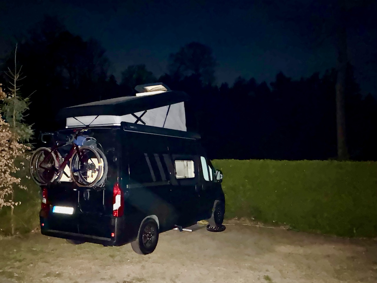 Leises Dachfenster und gut schlafen im Camper Van