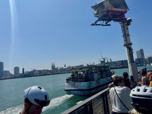Transfer durch das Hafenbecken in Osstende mit der Fähre