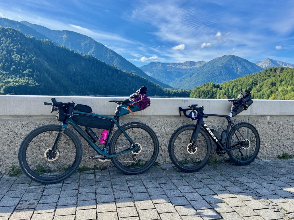Unsere Bikes für den Alpencross: Trek Checkpoint und Trek Madone