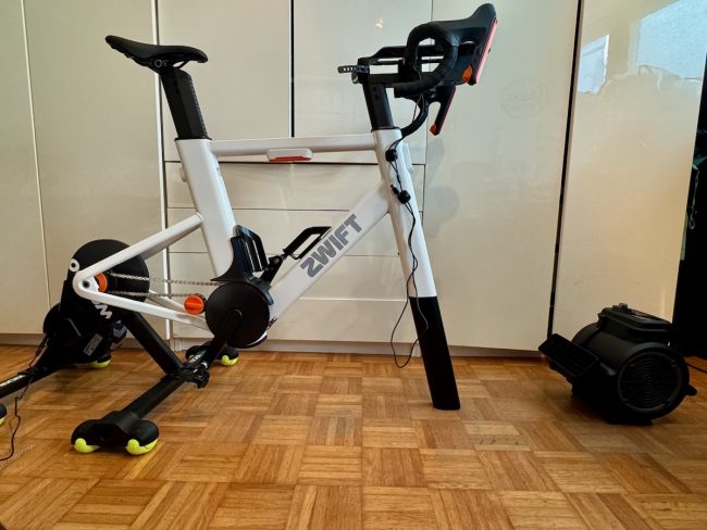 Zwift Ride Indoor Bike Setup im Raum – kompletter Aufbau