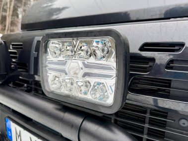 HELLA ValueFit Blade Black LED am Ducato – Detailansicht am Grill (ausgeschaltet)