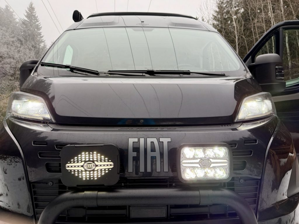 Fiat Ducato 2025 mit Frontbügel und HELLA Valuefit Blade Black LED Zusatzscheinwerfer