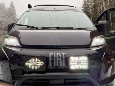 Firat Ducato 2025 mit Frontbügel und HELLA Valuefit Blade Black LED Zusatzscheinwerfer