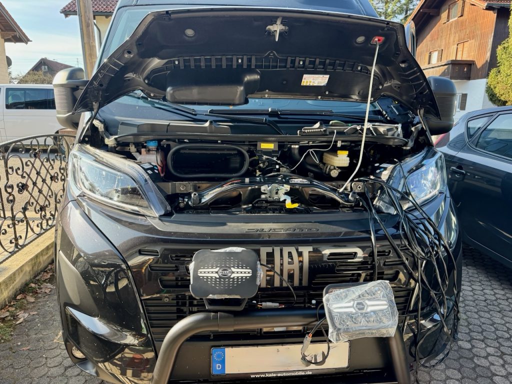 Fiat Ducato 2024+ mit Frontbügel – Montage der HELLA Zusatzscheinwerfer (Motorhaube offen)