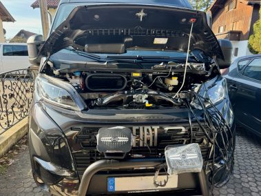 Fiat Ducato 2024+ mit Frontbügel – Montage der HELLA Zusatzscheinwerfer (Motorhaube offen)
