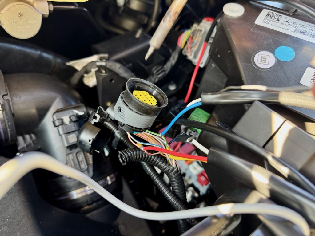 Kabelbaum und Anschlüsse im Motorraum – Zusatzscheinwerfer am Fiat Ducato verkabeln