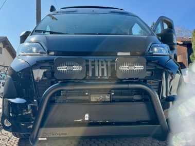 Fiat Ducato 2025 mit Frontbügel und HELLA Zusatzscheinwerfern – Frontansicht