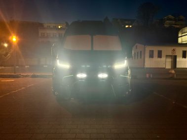 Lichtbild bei Nacht: HELLA Zusatzscheinwerfer am Fiat Ducato – Fernlicht/zusätzliches Licht