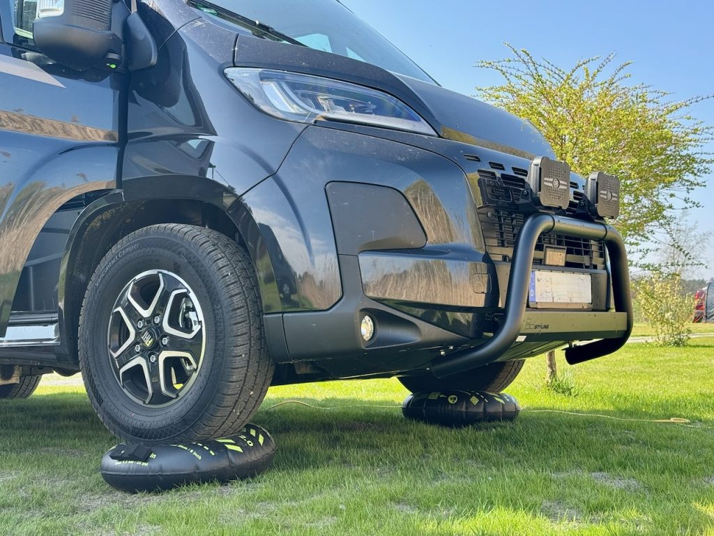 Fiat Ducato Camper 2024+ Seitenansicht – Frontbügel Misutonida montiert
