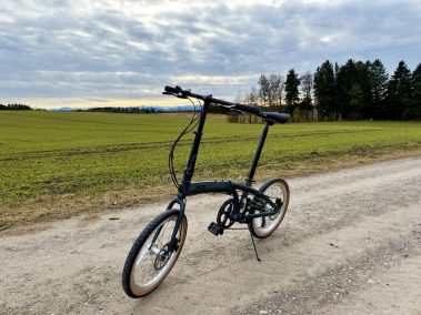 RCB GK4 Faltrad aufgebaut auf Schotterweg im Test