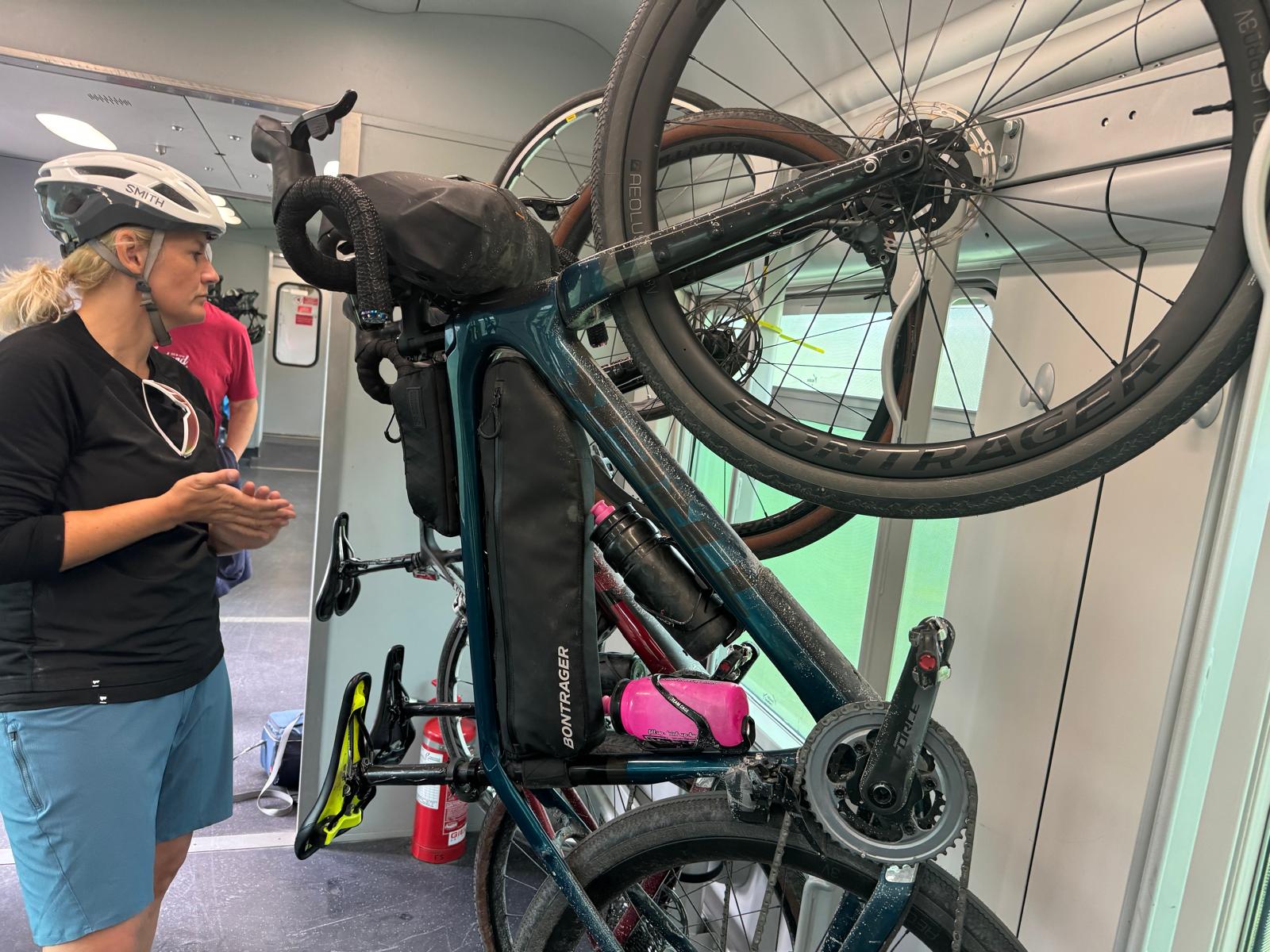 alpencross-rueckreise-mit-dem-zug-fahrradabteil Im Bahnabteil bei Alpencross-Rückreise
