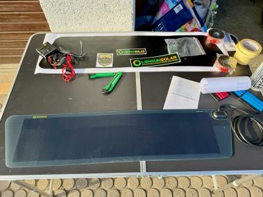 Solarpanel und Kleinteile für die Montage auf die Motorhaube