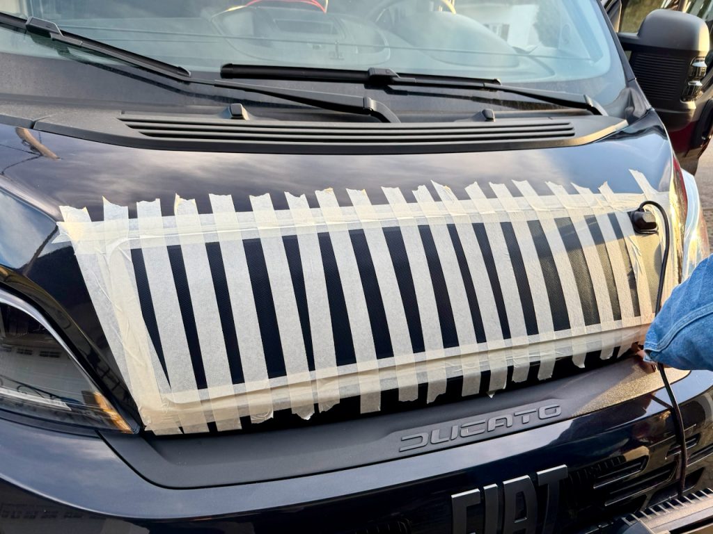 Fixierung der Motorhauben Solaranlage