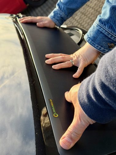 Solarpanel auf Motorhaube kleben