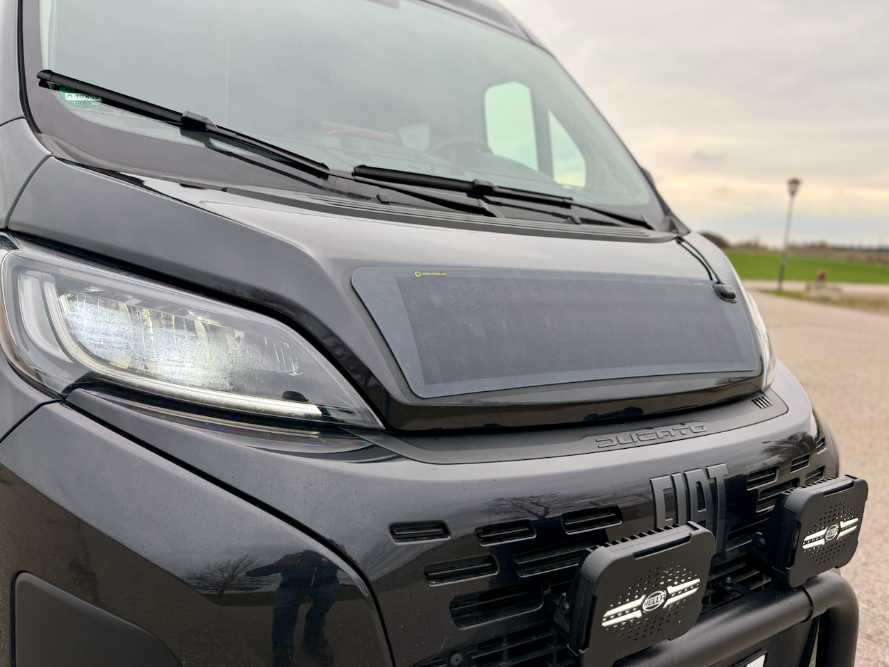 Lensuns Solar Panel Motorhaube auf Fiat Ducato Camper