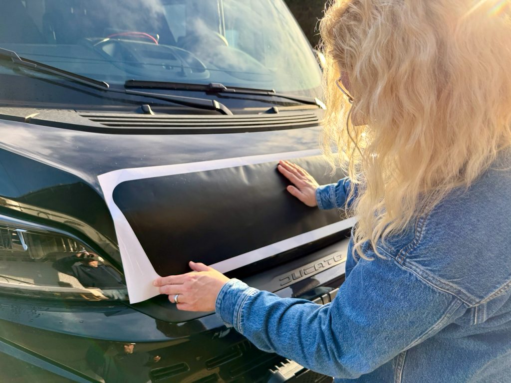 Schutzfolie Solarpanel Motorhaube anbringen