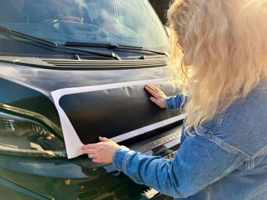 Schutzfolie Solarpanel Motorhaube anbringen