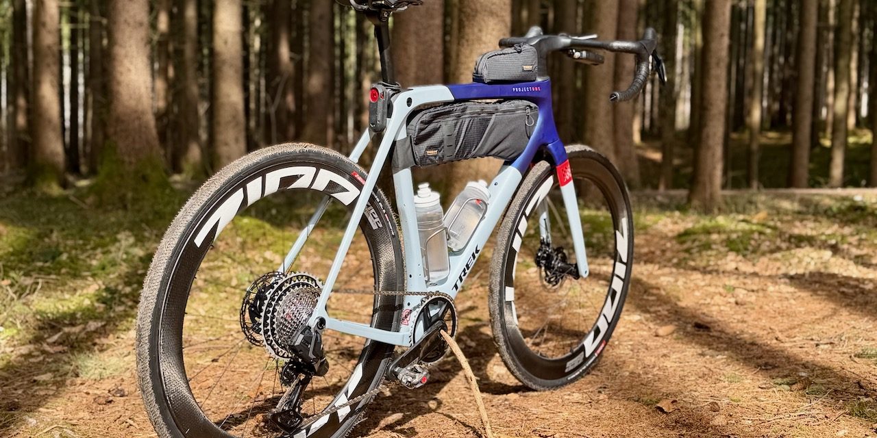 trek-checkmate-2026-1x13_sram_xplr_axs – 13 Trek Checkmate Project One – Matte Hex Blue / Plasma Grey Pearl