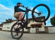 Aventon Current REC E-MTB Fahrer Action – Full-Suspension E-Mountainbike Test Deutsch Bergbiker