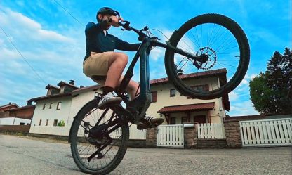 Aventon Current REC E-MTB Fahrer Action – Full-Suspension E-Mountainbike Test Deutsch Bergbiker