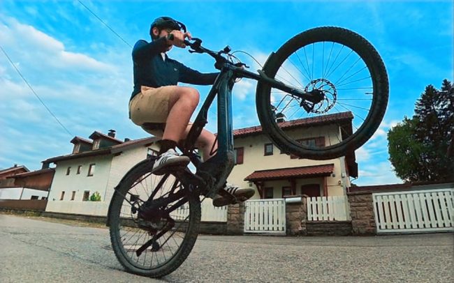 Aventon Current REC E-MTB Fahrer Action – Full-Suspension E-Mountainbike Test Deutsch Bergbiker