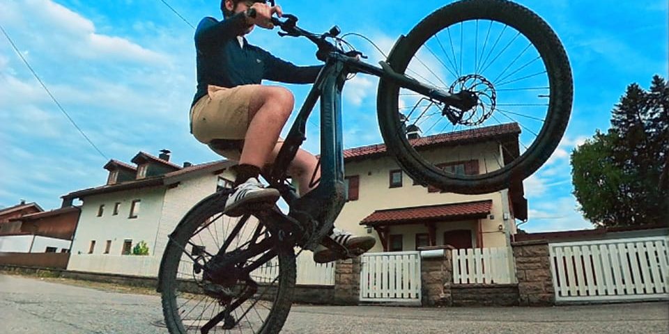 Aventon Current REC E-MTB Fahrer Action – Full-Suspension E-Mountainbike Test Deutsch Bergbiker