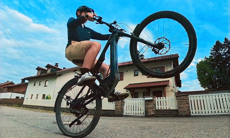Aventon Current REC E-MTB Fahrer Action – Full-Suspension E-Mountainbike Test Deutsch Bergbiker