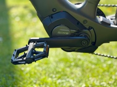 Aventon Trava ADV Pedale und Ultros Mittelmotor Nahaufnahme Detail