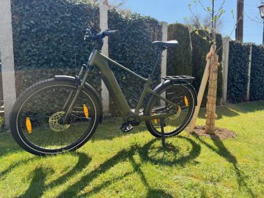 Aventon Trava ADV auf Feldweg Voralpenland Bayern – Trekking-E-Bike Pendelweg