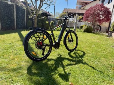 Aventon Trava ADV Sattelstütze Detail – Trekking-E-Bike Ergonomie