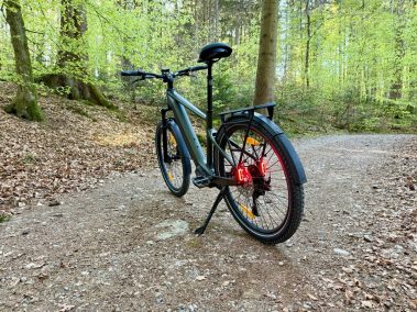 Aventon Trava ADV auf Asphaltweg – Trekking-E-Bike Pendeln Alltag