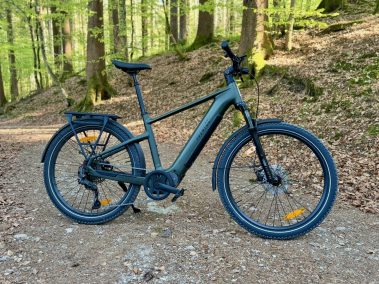 Aventon Trava ADV auf Feldweg Bayern Sonnenuntergang – Trekking-E-Bike Abendlicht