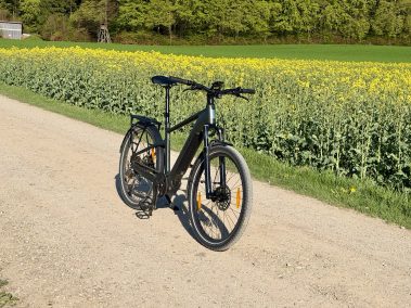 Aventon Trava ADV in Bewegung Kurve – Trekking-E-Bike AutoShift dynamisch
