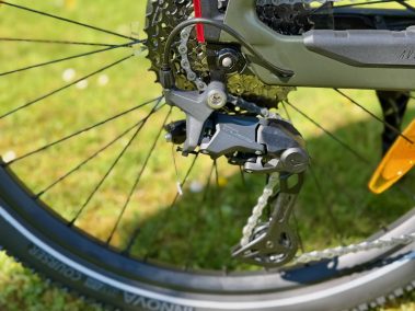 Aventon Trava ADV auf Schotterweg Waldweg Detail – Trekking-E-Bike