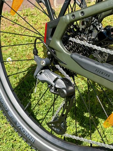 Aventon Trava ADV Feldweg Abendlicht Licht Schatten – Trekking-E-Bike Bayern
