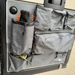 your GEAR Ortles L Organizer für Kastenwagen Hecktür rechts und links – Wohnmobil Stauraumtasche mit 7 Reißverschlusstaschen & Flaschenhalter – Camping Utensilientasche robust & ohne Bohren – Van Zubehör