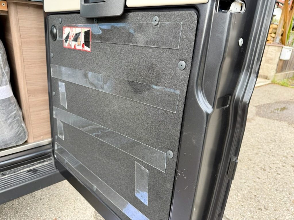 UNEINGESCHRÄNKTE TÜRFUNKTION: Eine spezielle Aussparung stellt sicher, dass die Bedienung der Tür voll funktionsfähig bleibt. Das durchdachte Design passt ideal für gängige Kastenwagen wie Ducato, Sprinter, Crafter, Jumper oder Boxer.