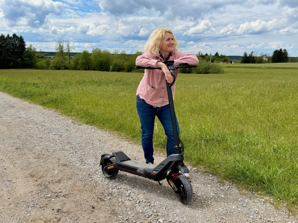Engwe Y700 ABE; Auch die Damen kommen gut mit diesem Scooter zurecht