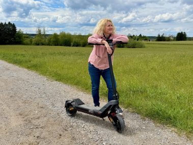 Engwe Y700 ABE; Auch die Damen kommen gut mit diesem Scooter zurecht