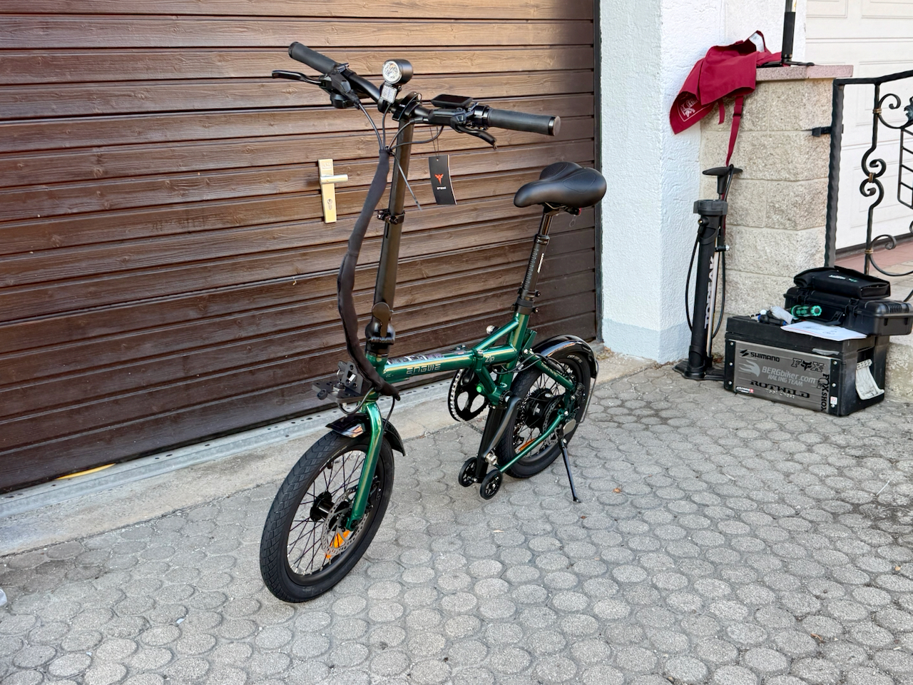 Engwe Zip Faltrad E-Bike British Racing Green – Seitenansicht Engwe Zip Falt-E-Bike in British Racing Green vor Garage – kompaktes Stadtrad