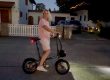Engwe Zip Falt-E-Bike in der Dämmerung – Person steht entspannt daneben