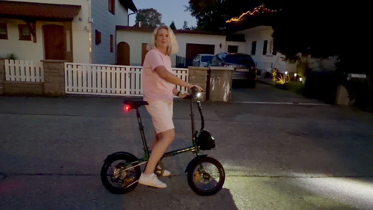 Engwe Zip Faltrad E-Bike – Lifestyle Dämmerung Engwe Zip Falt-E-Bike in der Dämmerung – Person steht entspannt daneben