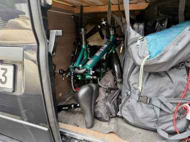 Engwe ZIP E-Faltbike zusammengefaltet im Camper-Innenraum