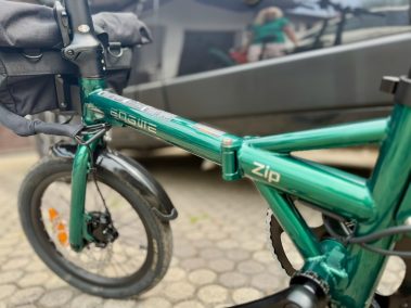 16-Zoll-Reifen und Einarmschwinge des Engwe ZIP E-Faltbikes