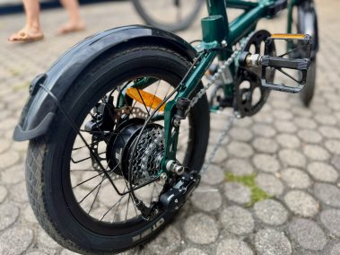Frontreifen und Einarmschwinge Lefty-Stil am Engwe ZIP