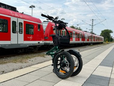 Engwe ZIP Faltbike am Bahnhof mit rotem Zug im Hintergrund