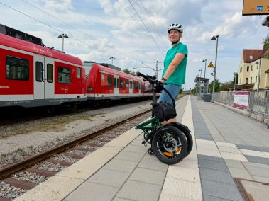 Engwe ZIP zusammengefaltet im Freien stehend