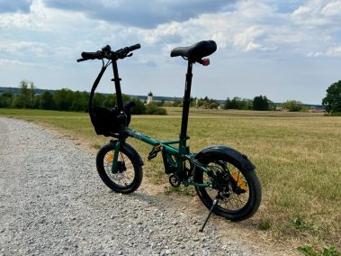 Zusammengefaltetes Engwe ZIP wird hochgehoben und getragen