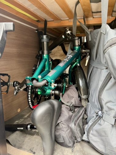 Grünes Engwe ZIP E-Faltbike vor einem Camper im Freien
